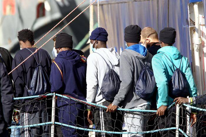 Migranti A Livorno Sbarco Di Naufraghi Da Nave Ong Piantedosi