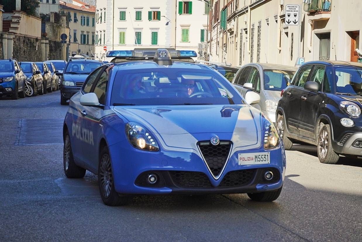 Firenze Minorenne Aggredisce I Poliziotti Con Un Coltello E Tenta Di