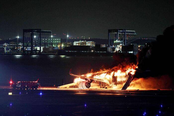 Tokyo Aereo Prende Fuoco All Aeroporto Dopo L Impatto Con Volo Della