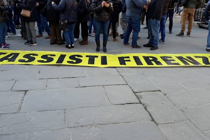 Firenze Aggredito Tassista Alle Cascine Protesta Dei Colleghi In