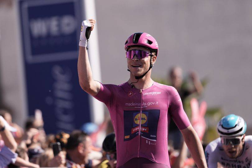 Giro D Italia Vittoria In Volata Di Milan A Cento Pogacar Resta