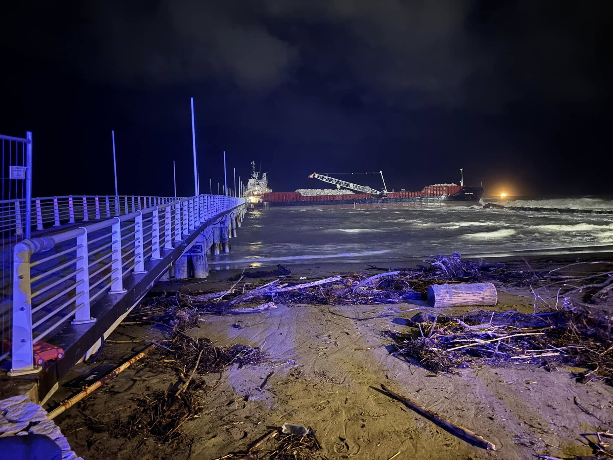 Marina Di Massa Nave Si Arena Al Pontile Nella Notte Crollata Una