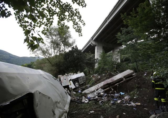 I resti del bus dopo il tragico volo dal viadotto dell'A16