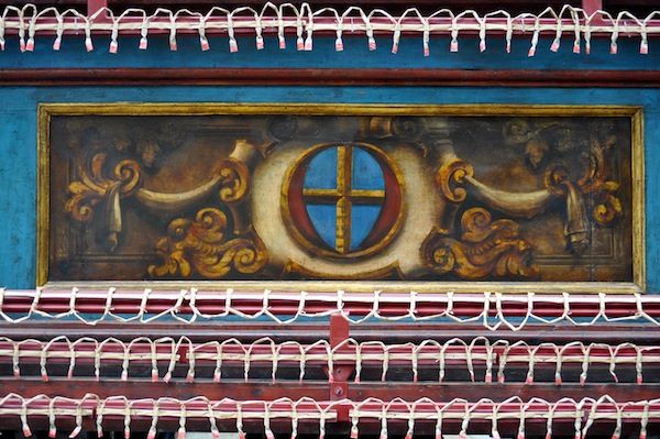 Il simbolo del quartiere di Santa Croce allestito per lo Scoppio del Carro nel giorno di Pasqua
