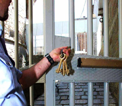 Morte a Sollicciano: Funaro visita il carcere. Le sue parole interrotte fuori da amici e parenti dei detenuti