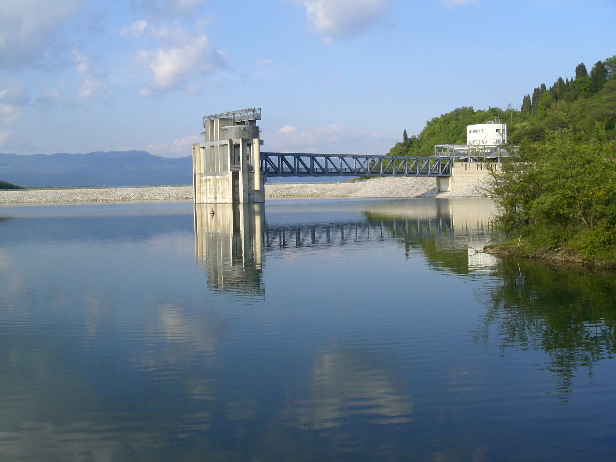 Barberino di Mugello: fogna rotta sul torrente Lora. Acque con la schiuma vicino a Bilancino