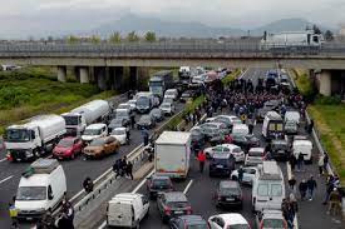 Autostrada A1 Ristoratori Bloccano Il Traffico A Incisa Manifestanti Investiti Tratto Riaperto Firenze Post