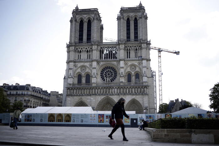 Notre Dame riapre: cerimonia all’Interno per il maltempo. Parlerà Macron