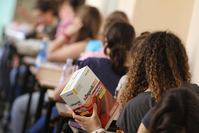 Scuola, Valditara: “Vietato asterisco e schwa per rispetto della lingua italiana”. Arresto per chi picchia gli insegnanti