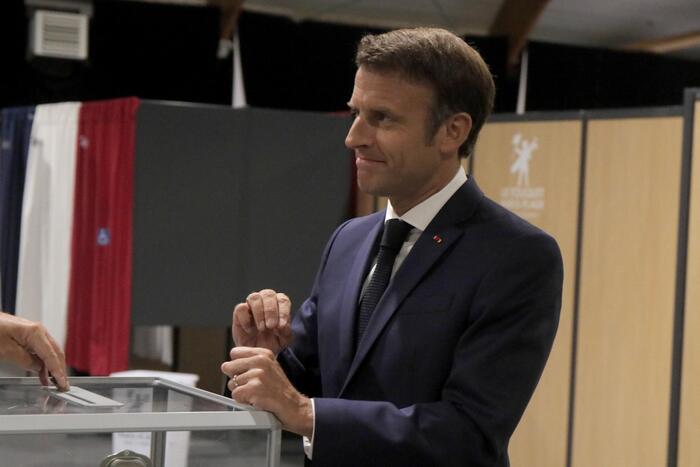 Francia: Macron lancia il governo Barnier. 38 ministri, parità uomo donna, un posto anche alla sinistra