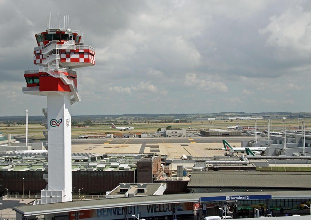 Allarme bomba su volo New York Delhi: atterraggio d’emergenza a Fiumicino