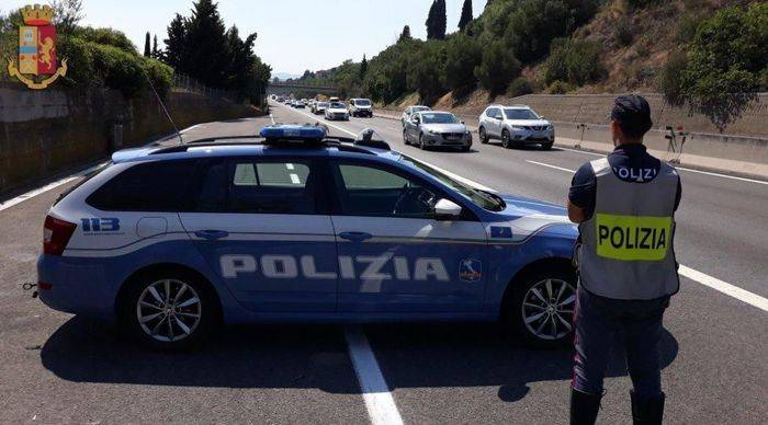 Autostrada A1: inseguimento da film ad Arezzo, auto della polizia speronata. Tre arresti, altri tre in fuga