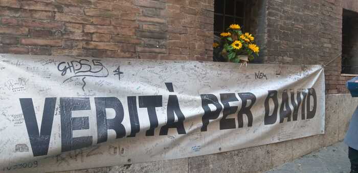 Morte Di David Rossi Girasoli E Uno Striscione Per Ricordare La Scomparsa Del Capo