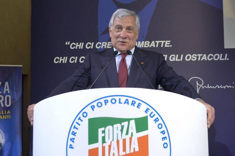 Manovra, Tajani contro Giorgetti: “Forza Italia non vuole aumenti di tasse. La crescita si ottiene abbassandole”