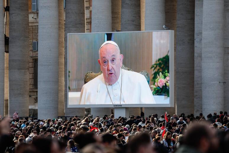 Papa Francesco: fuori dalla fase critica. Resta la prognosi riservata