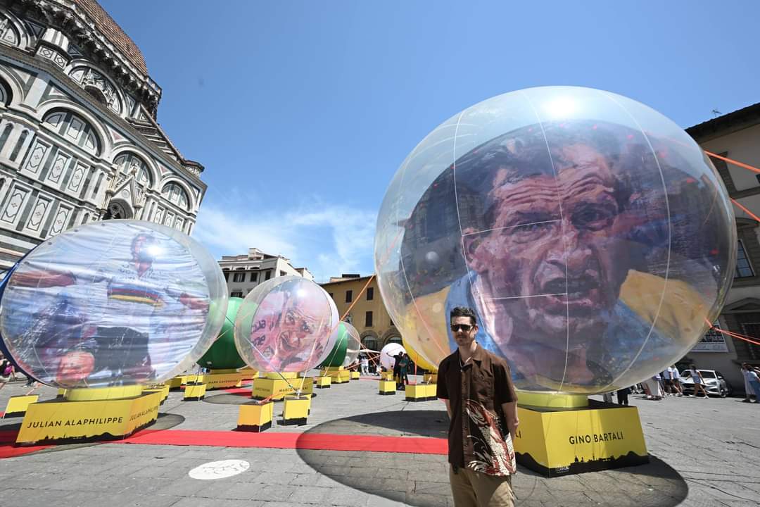 Tour de France a Firenze: 11 maxi biglie di Karl Kopinski in piazza del Duomo