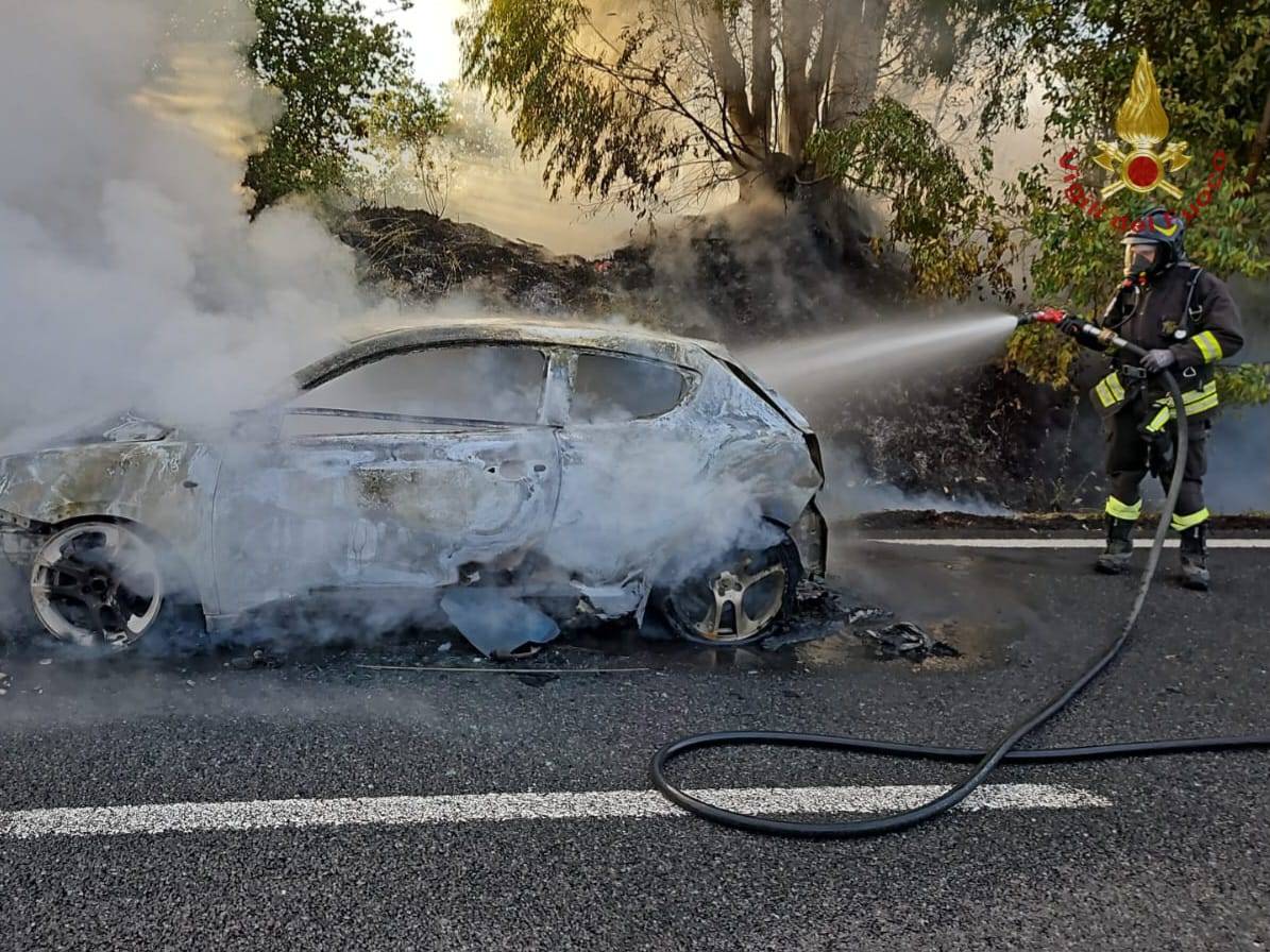Grosseto: auto in fiamme sull’Aurelia vicino a Rispescia. Traffico bloccato (foto)