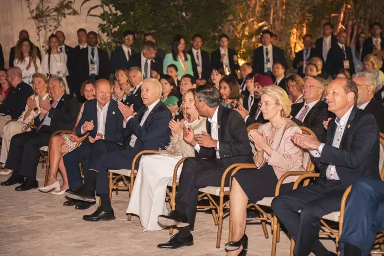 G7 chiuso dal concerto di Bocelli. Con Giorgia Meloni seduta fra Biden e Sunak
