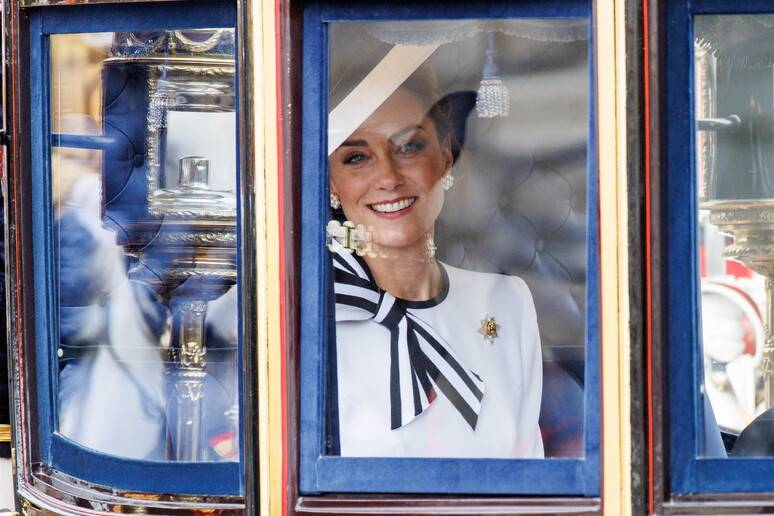 Londra: Kate torna in pubblico con Re Carlo. Un raggio di sole sulla parata