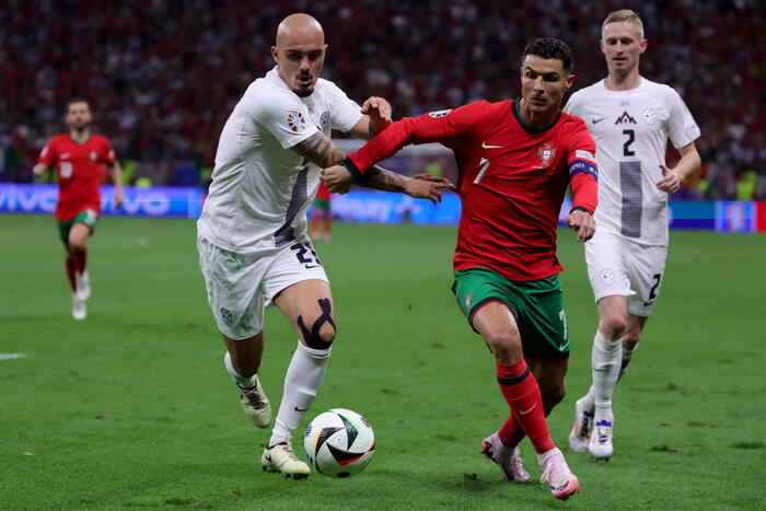 Euro 2024: Diogo Costa para i rigori  alla Slovenia  e il Portogallo passa (3 0) dal dischetto. Ronaldo si consola dopo la grande paura