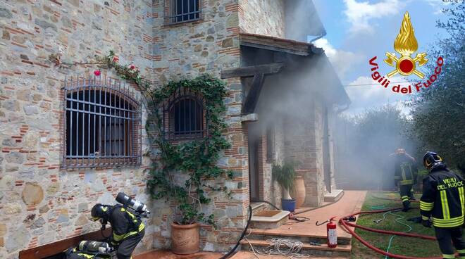 Massarosa incendio da firenzepost.it