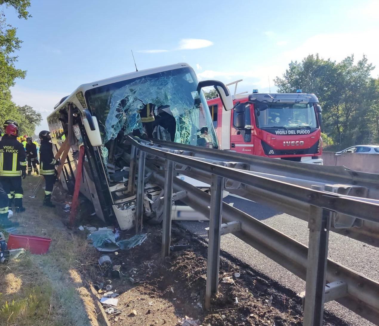 Autostrada A1: incidente con un morto e 15 feriti a Badia al Pino. Pullman contro guardrail (foto)