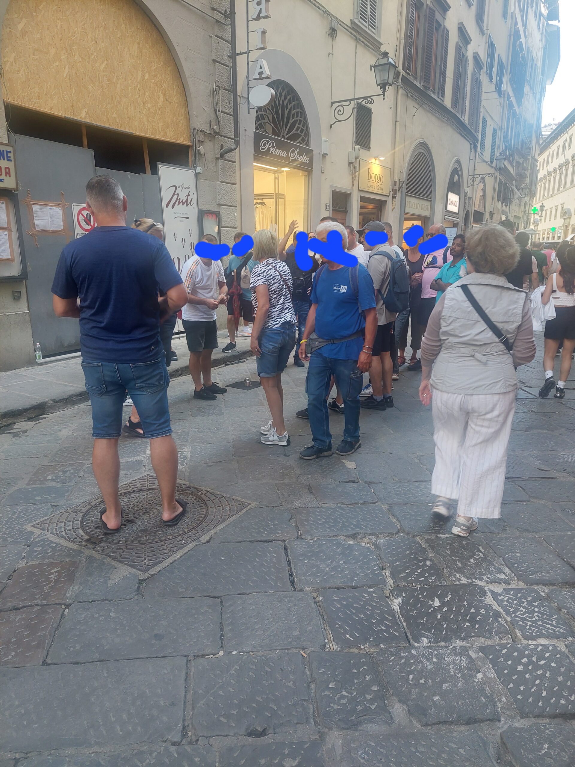 Firenze, gioco delle tre carte: continuano le truffe in borgo San Lorenzo