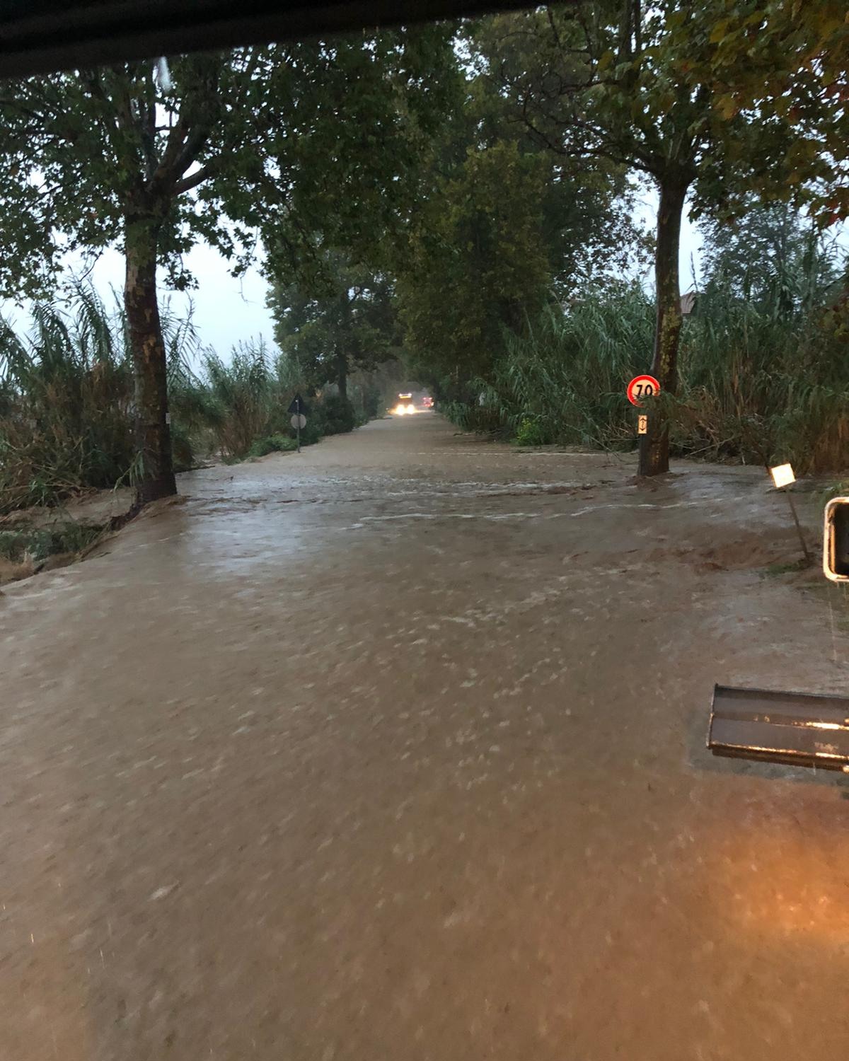 Maltempo a Livorno: allagamenti a San Vincenzo. A Castagneto Carducci appello della sindaca a non uscire