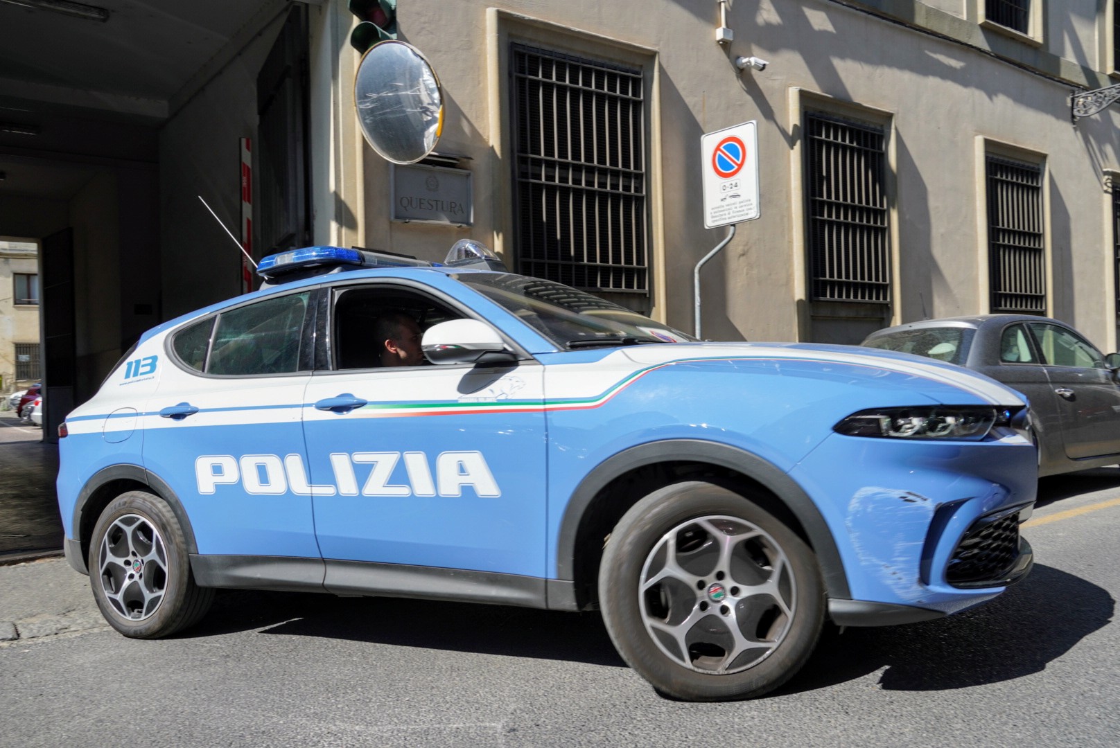 Firenze: getta la droga dentro l’auto della polizia, mentre un altro aggredisce gli agenti. Denunciati  due giovani a Rifredi