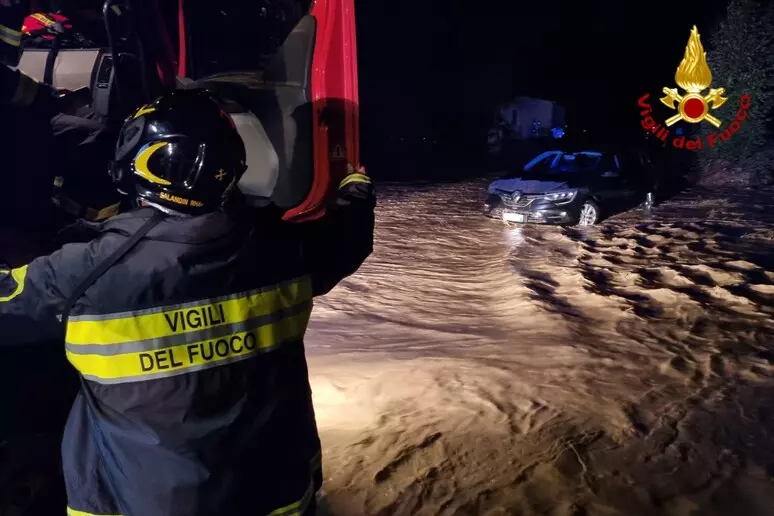 Maltempo in Maremma: temporali e fiumi in piena. Due barche rovesciate a Talamone