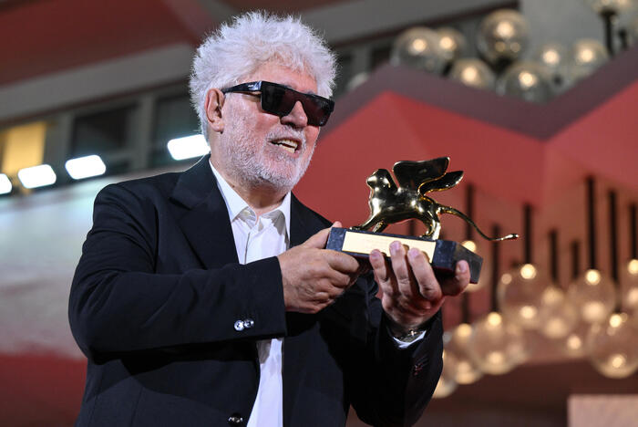 Cinema, mostra di Venezia: Leone d’oro per Almodovar. Argento all’Italia con “Vermiglio”