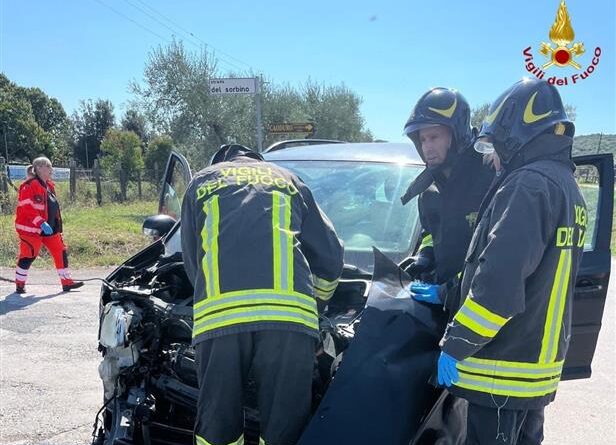 Grosseto: scontro fra auto ad Alberese. Una finisce contro un albero. Ferito il conducente