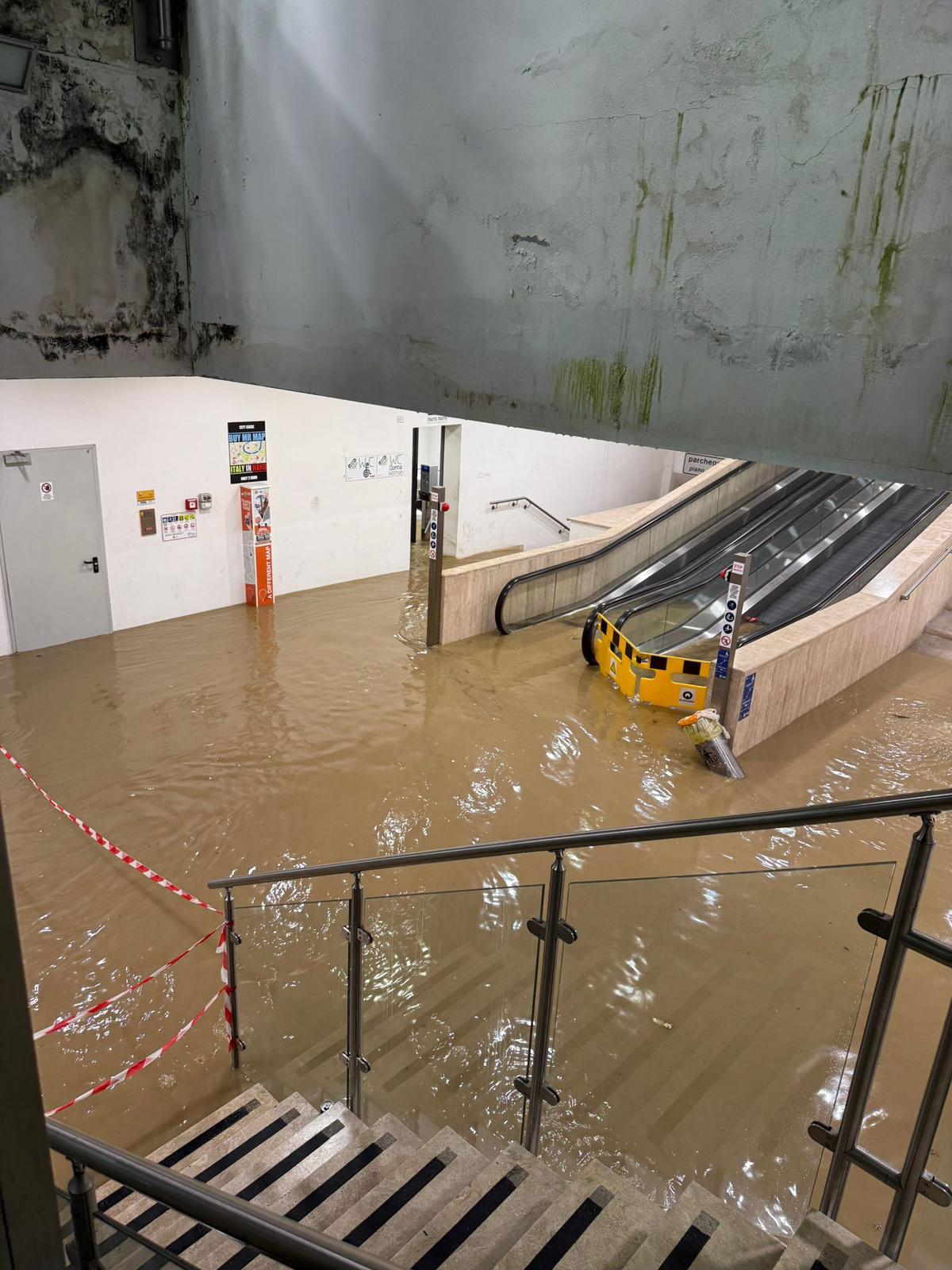 Maltempo in Toscana: strade e stazione allagate a Siena. Rovesci dalla Lunigiana all’entroterra di Grosseto