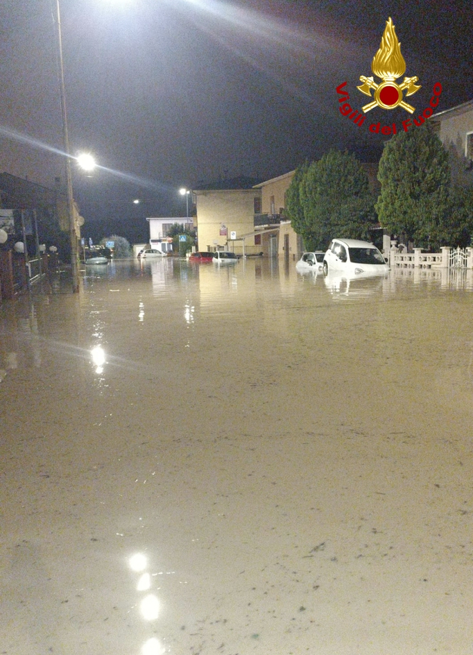 Maltempo in Toscana: persone sui tetti delle auto, strade come fiumi, torrenti esondati nella notte. Colpite le province di Pisa e Livorno (foto)