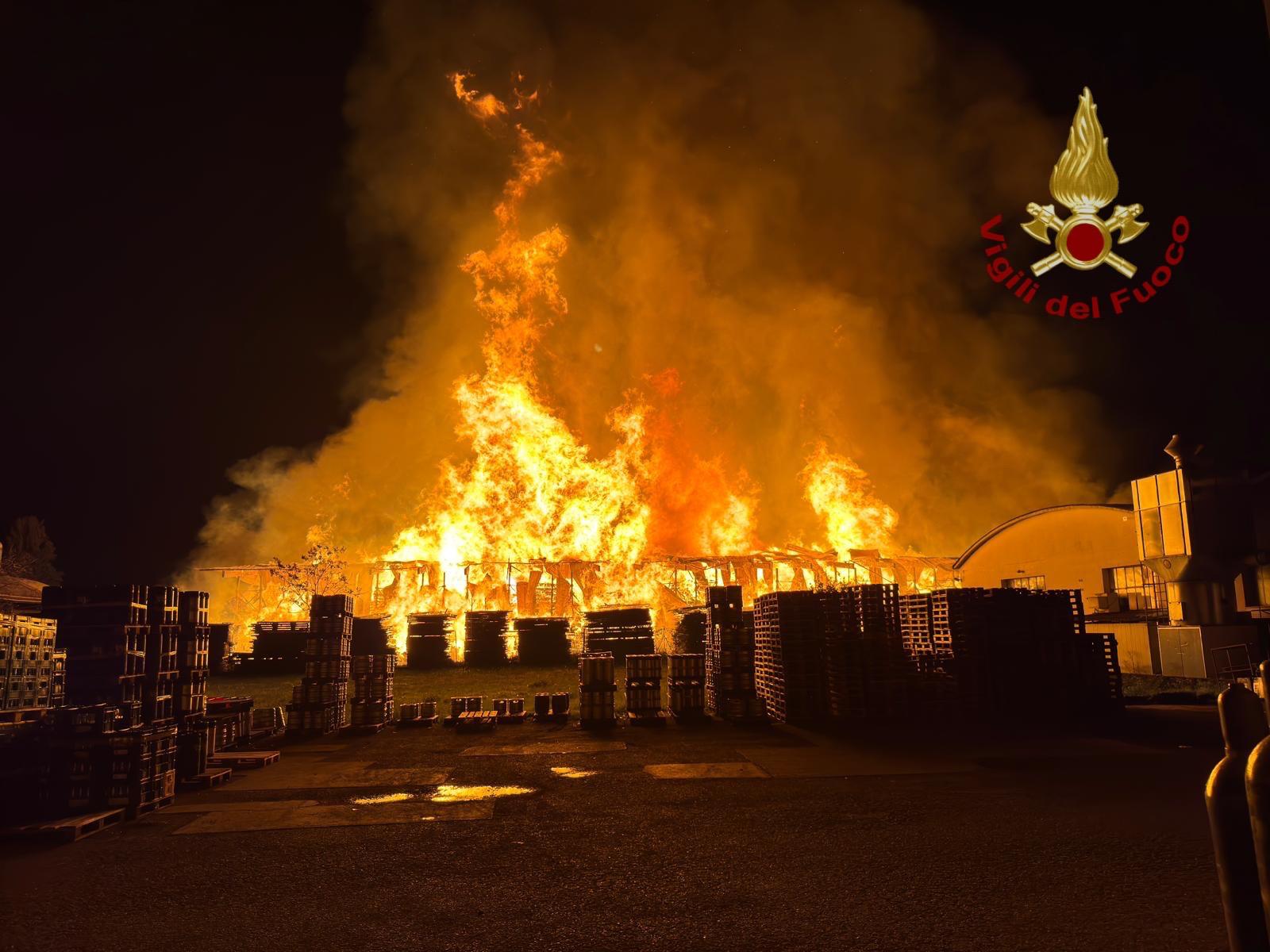 Sansepolcro: pauroso incendio di notte in azienda di legnami