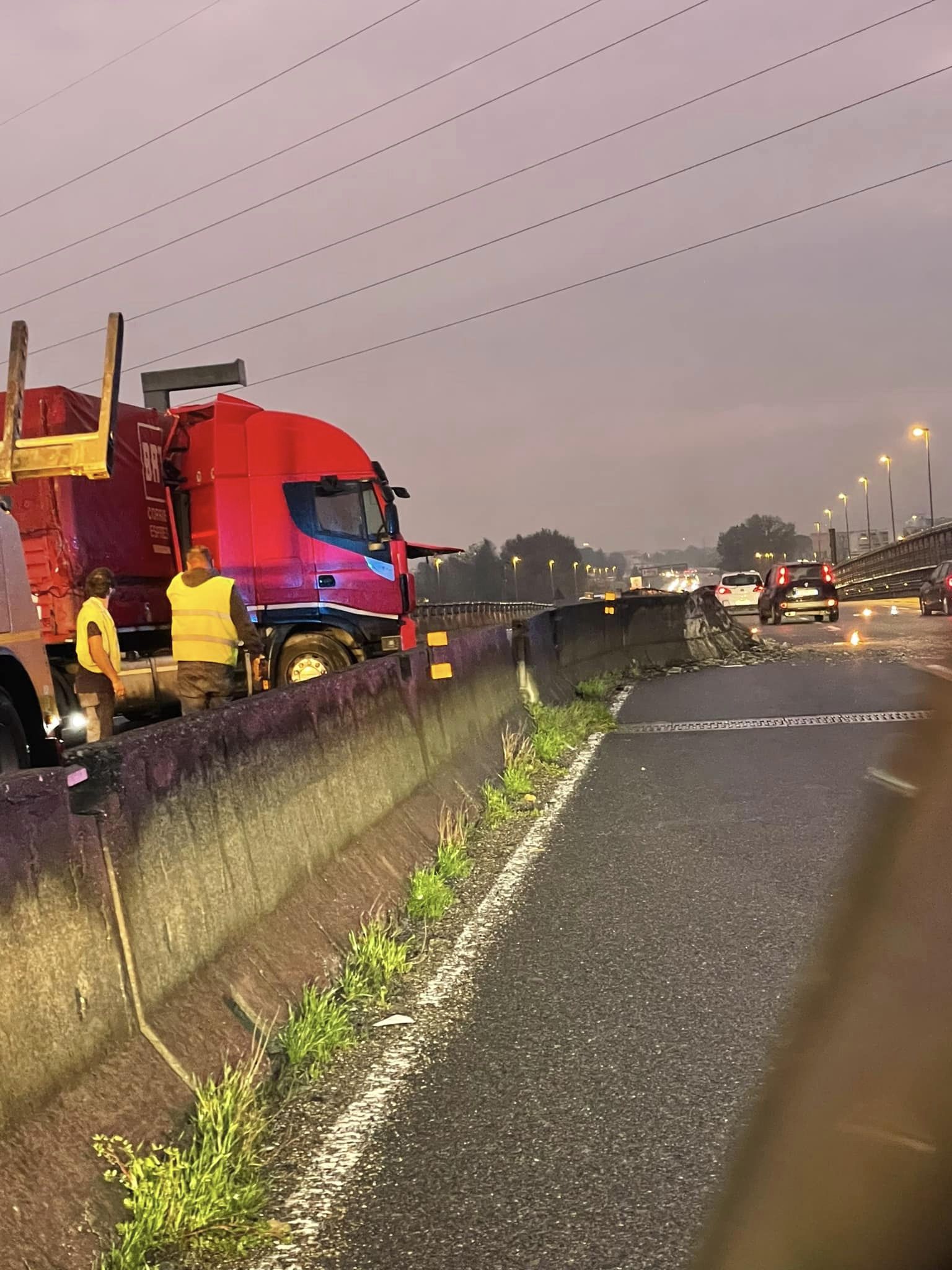 Fipili: tir intraversato tra Firenze e Scandicci. Traffico nel caos, lunghe code