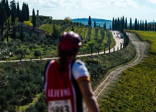 Eroica 2024: 9mila ciclisti nel ricordo di Coppi e Bartali. Anche Gianni Bugno. Giani: “Riscoperto il gusto dell’impresa”