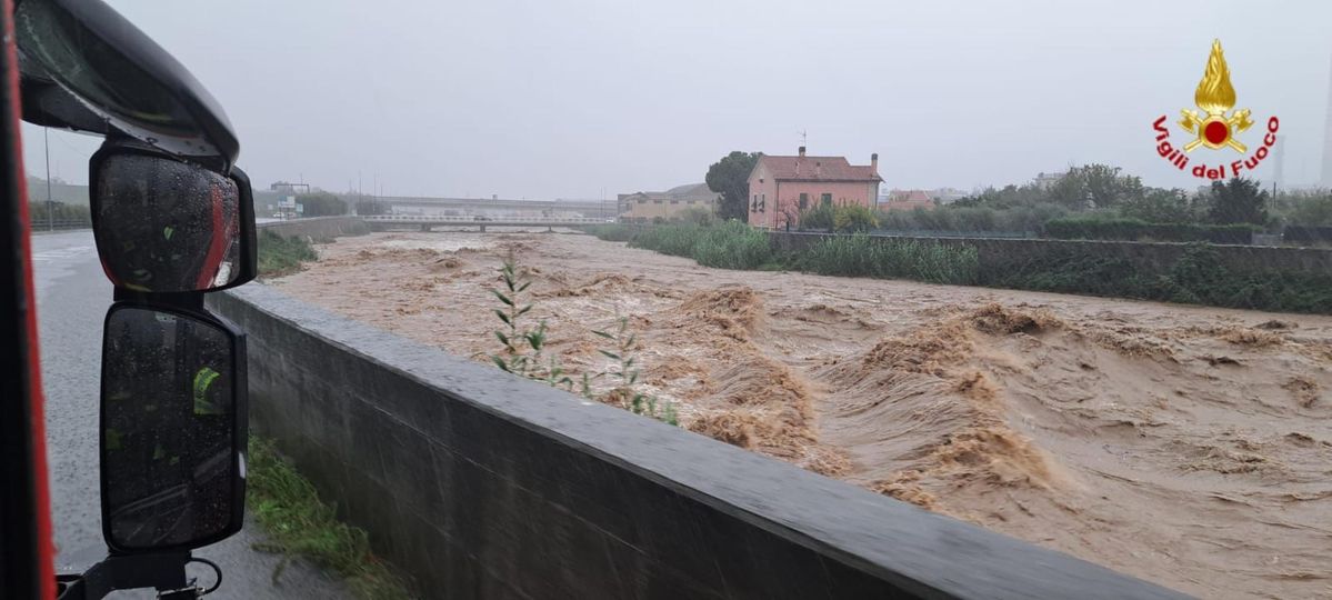 Maltempo in Liguria: fiumi esondati, frane, voli dirottati. Giovedì 17 allerta arancione, scuole chiuse