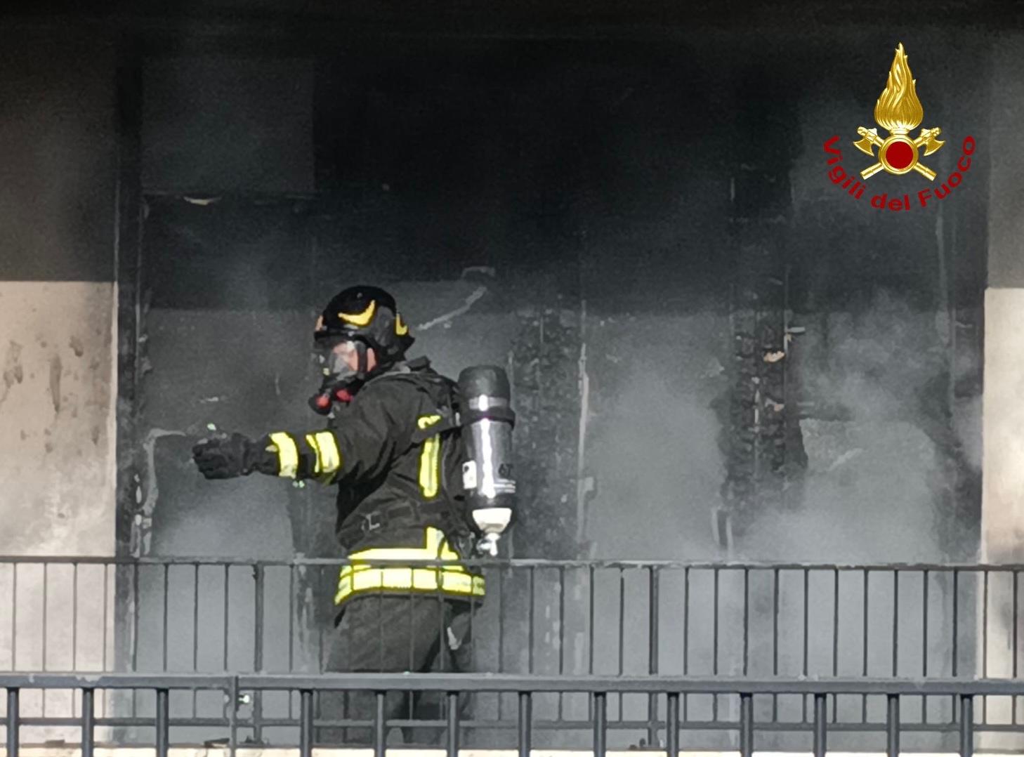 Grosseto: incendio sulla terrazza di un appartamento. Paura per le abitazioni vicine