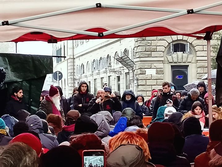 Ex Gkn: assemblea in piazza Poggi a Firenze con Elio Germano e Christian Raimo