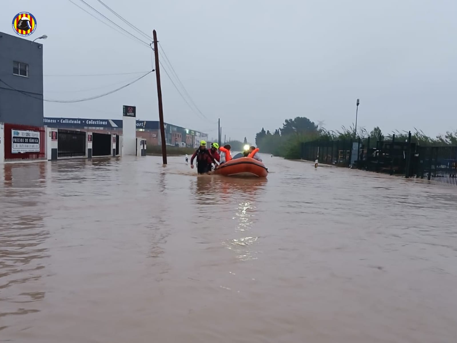 Alluvione a Valencia: salvata donna bloccata in auto per 3 giorni. Parcheggio centro commerciale  allagato, i sub: “E’ un cimitero”