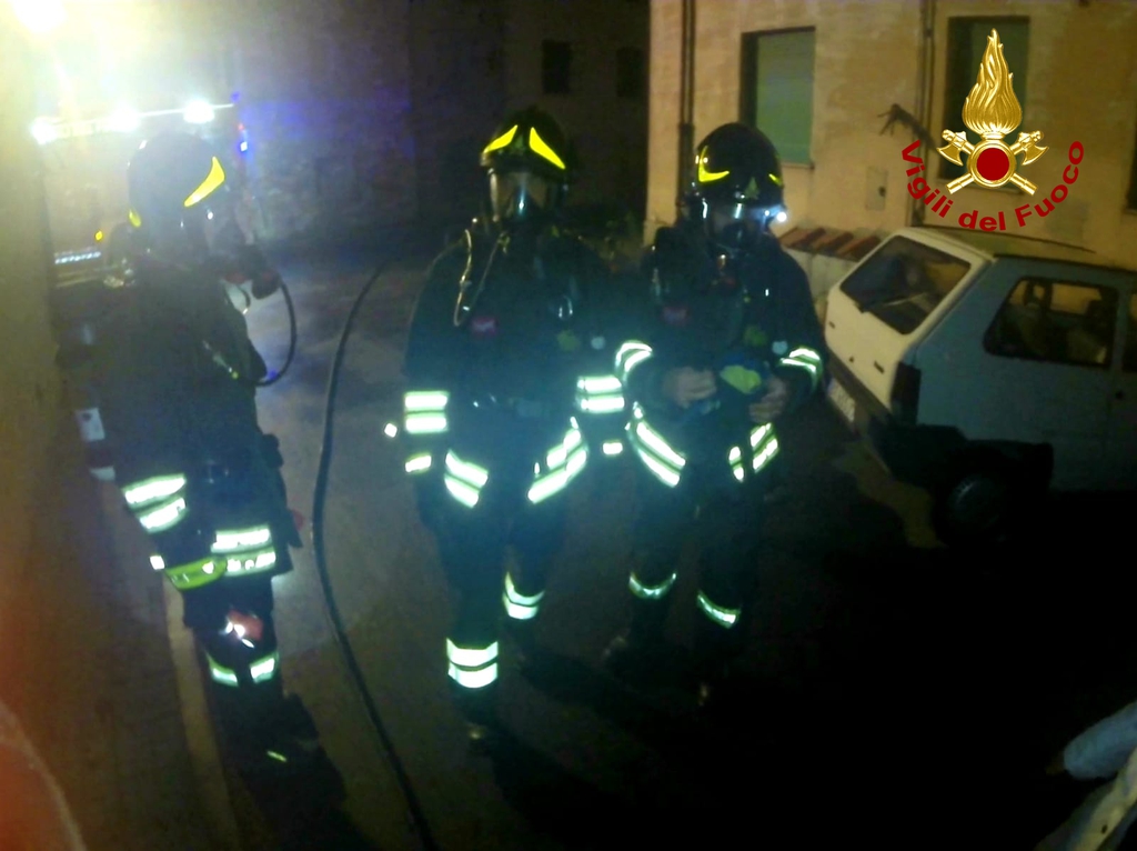 Lucca: incendio in casa a San Filippo. Salvati cane e gatto