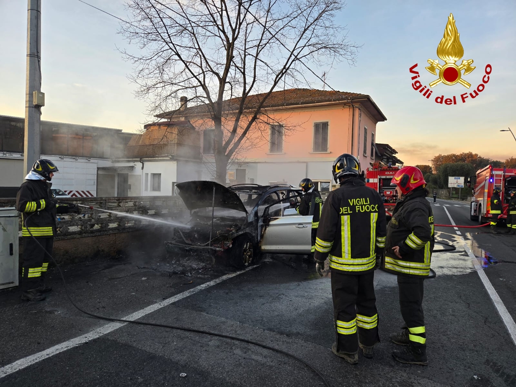 Massa e Cozzile: auto distrutta dalle fiamme, si salvano i due occupanti