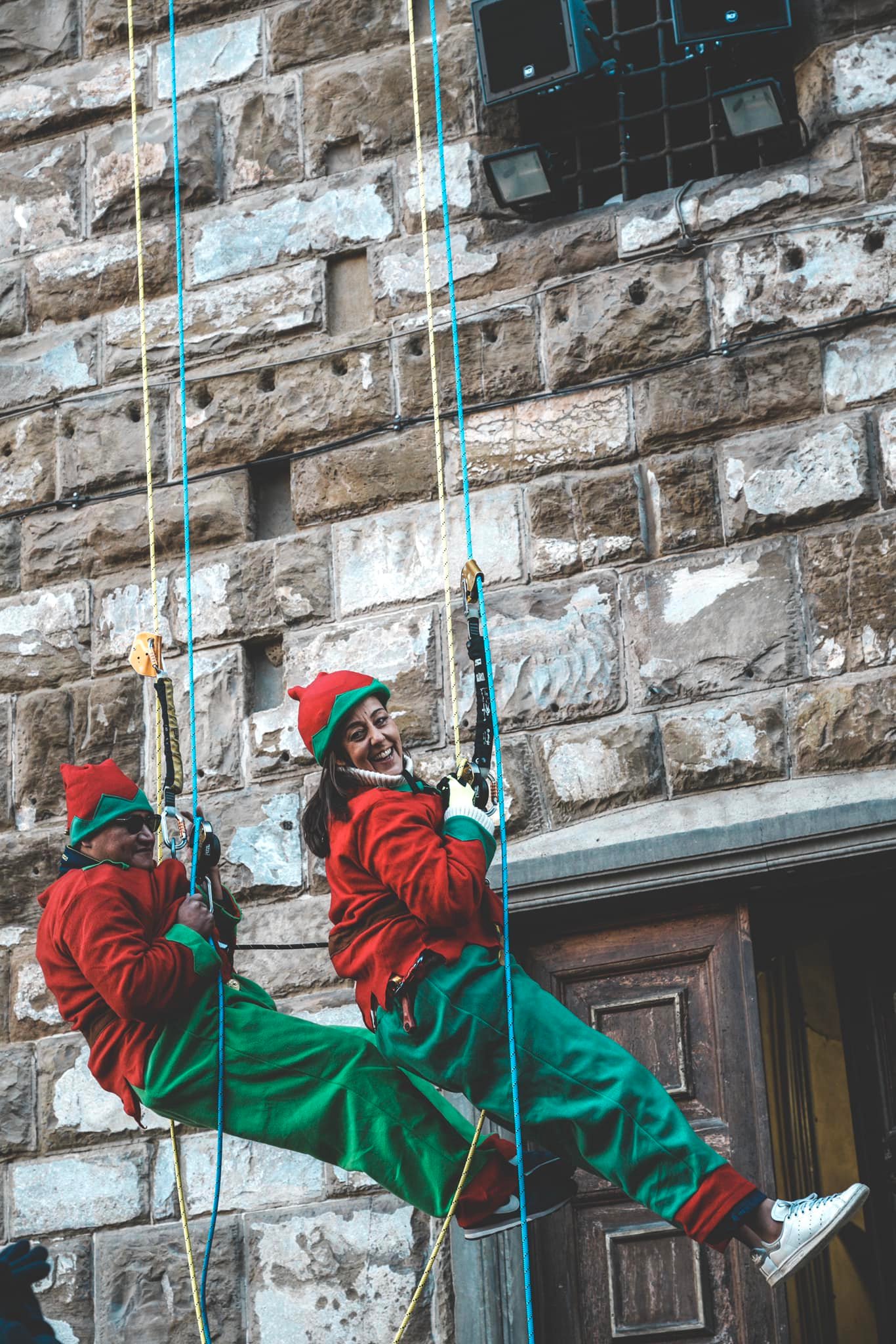 Firenze: Sara Funaro si cala da Palazzo Vecchio con Babbo Natale