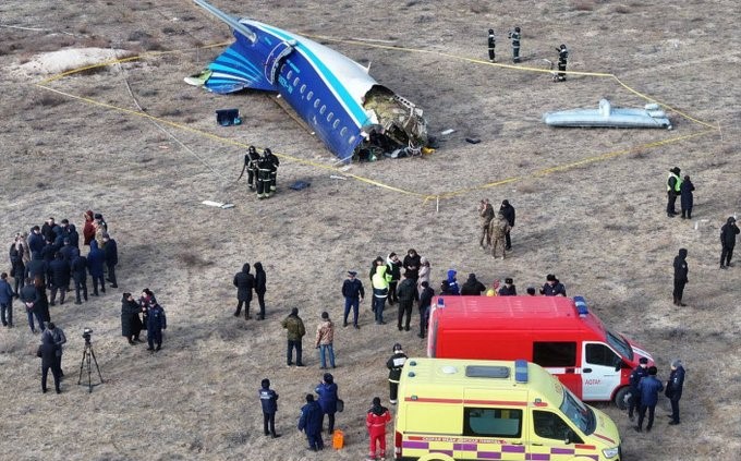 Disastro aereo: volo da Baku a Grozny precipita in Kazakistan. A bordo 70 persone, decine di morti