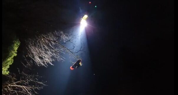 Speleologa in salvo: portata fuori dalla grotta. Nell’ultimo tratto lei incoraggiava i soccorritori (Foto)