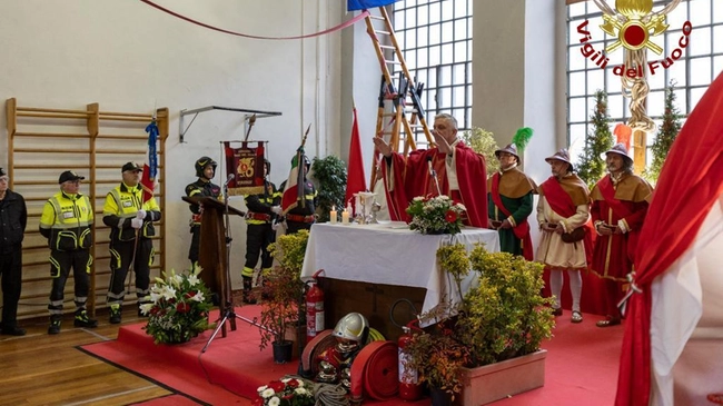 Vigili del fuoco in festa per Santa Barbara: la celebrazione a Firenze (video)