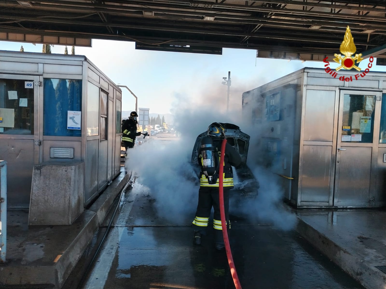 Autostrada A11: auto in fiamme al casello di Prato ovest. Danneggiata anche la pensilina