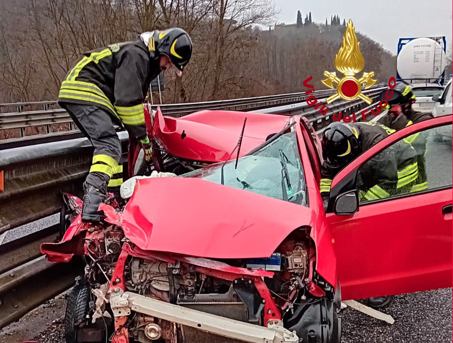 Siena Bettolle: incidente fra auto e tir, 51enne in gravi condizioni