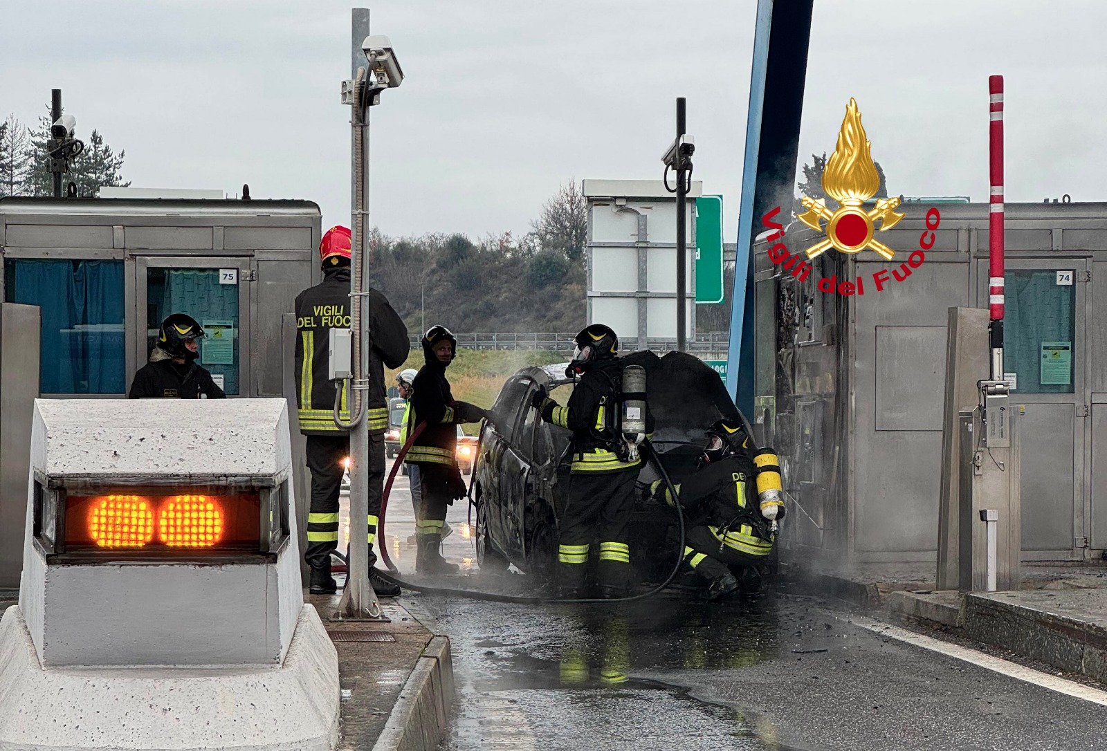 Autostrada A1: veicolo in fiamme al casello di Impruneta. Danni alla struttura (foto)